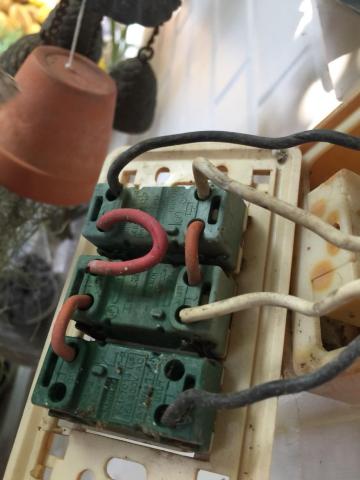 AJ居家修繕 - 插座更換實作。 AJ居家修繕 - 插座更換實作。