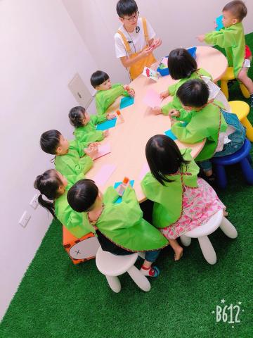 郭竹恩 - 帶領小朋友們進行美勞手作活動