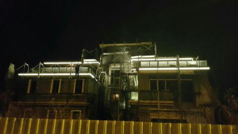 電火獅 - 屋頂光雕一線天