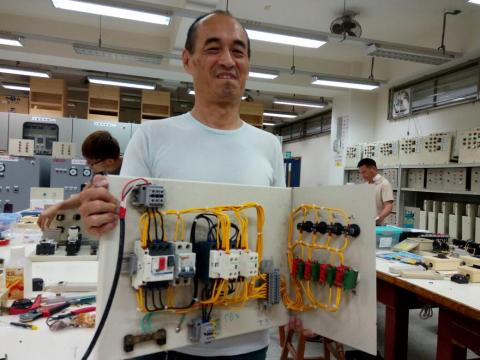 老腮鬍水電平哥diy工作室 - 工業配線