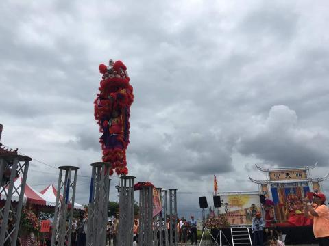 大鵬龍獅戰鼓團 - 順天宮動土，南獅高樁表演