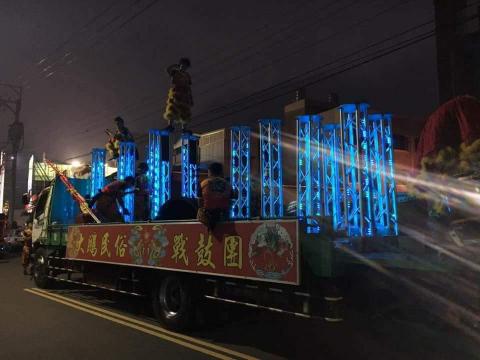 大鵬龍獅戰鼓團 - 板車LED南獅高樁，適合夜間表演。