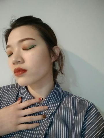 艾蜜莉 - 設計妝容-紅配綠我的美麗。不知道為什麼就覺得搭上一件藍襯衫，有種綠野仙蹤的即視感。