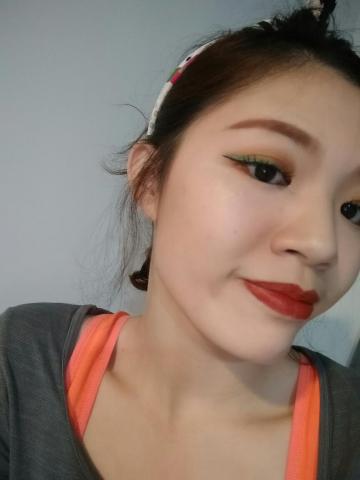 艾蜜莉 - 設計妝容-紅配綠我的美麗。即使運動風也不違和。