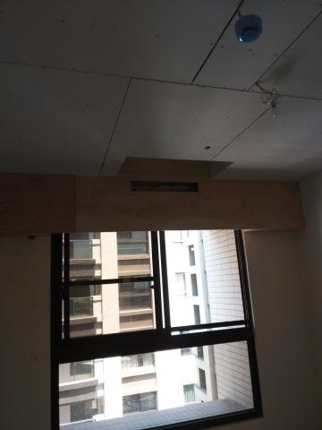宏譽輕鋼架防火造型天花板，輕隔間，室內裝修企業社 - 矽酸鈣板暗架平釘天花板.冷氣銅管包覆.窗簾盒一體成型施工照