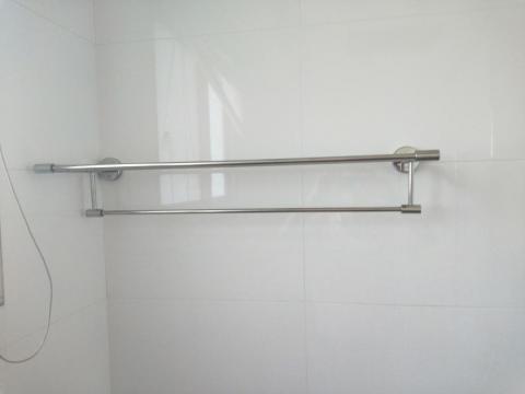 范紘翊 - TOTO 毛巾置衣架安裝