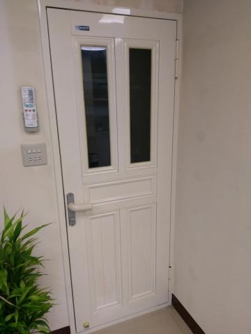 閎富鋁業有限公司 - 辦公室鋁框鋁門，玻璃飾條，
有其他款式百可當浴室門，好洗不發霉