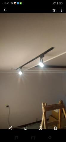 莊勝超 - 裝按軌道及軌道燈。