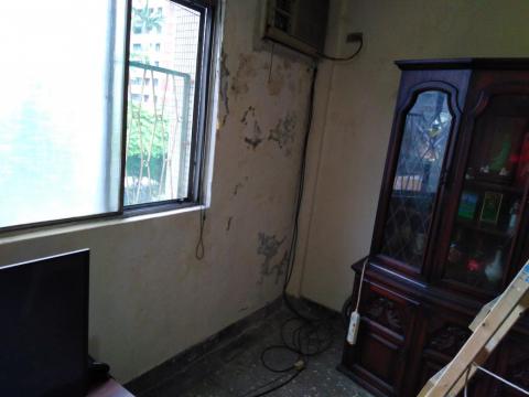 卓鴻君 - 室內牆面壁癌嚴重