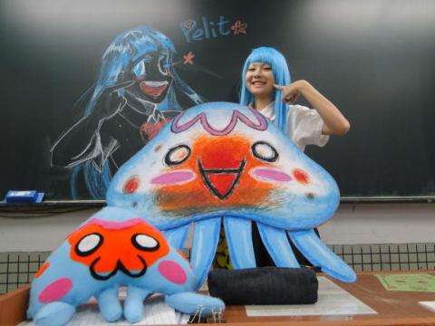 骷髏兄妹R.B&Bony - 自創角色真人化！中央的大水母及黑板是我的成果