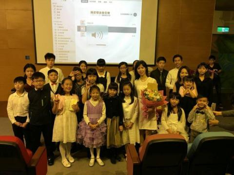 蔡珮君 - 歷年來的發表會和小聚會。走過西湖圖書館、長老教會、李科永圖書館、和這次的金車展演會議中心。我們一起地往前走，一路上從學生身上發掘很多驚奇啊！謝謝你們一直以來的信任老師。也許走到一個階段，以後各奔東西，但感念我們這段師徒期間的相處、相知、相惜，只要曾經在我這裡學並且帶到以後也受用的，那肯定是值得的。希望未來的我們會更好！