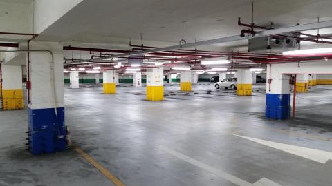 台灣發光事業群有限公司 - 停車場燈具安裝