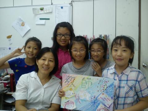 洪玉幸 - 教師節前夕，學生多人祕密製作手工大張卡片送我