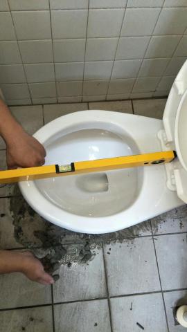 瓏申水電維修工程 - 安裝新馬桶抓水平