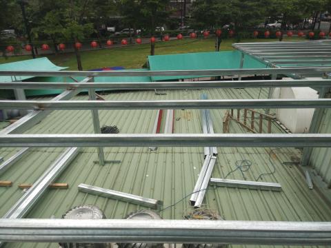 嚴國榮 - 鐵皮屋頂