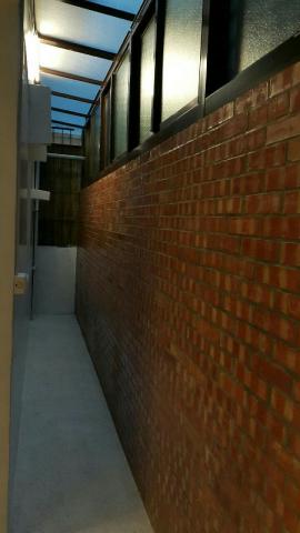 森林椰室內設計 - 後陽台使用復古紅磚牆,抿石子地面 森林椰室內設計 - 後陽台使用復古紅磚牆,抿石子地面