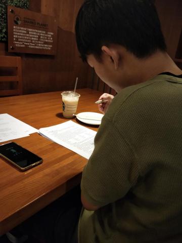 Mika 英文家教一對一💕一對二 - 林同學認真做學測歷屆試題 單字越背越好 作文也寫得越來越有樣子了