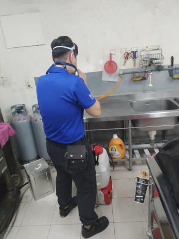 港商史偉莎消毒除蟲 邱子鈞 - 噴藥消毒準備