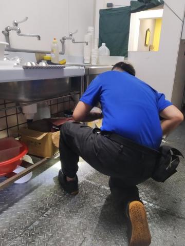 港商史偉莎消毒除蟲 邱子鈞 - 技術人員點藥