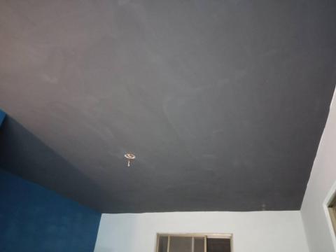 豪義油漆 - 施工天花板業主要求工業風格深色的鐵灰色帶點黑