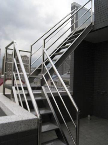 明日修繕隊 - 頂樓不鏽鋼樓梯