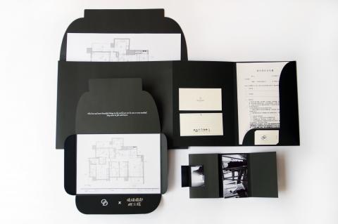 王容之 - 室內設計裝修結束後，給屋主的一份禮物！其中包含住宅平面圖、施工攝影紀錄、合約以及聯絡資訊。相較於以往施工結束後僅將住宅平面圖給屋主，這樣的禮物讓彼此的合作更有溫度。