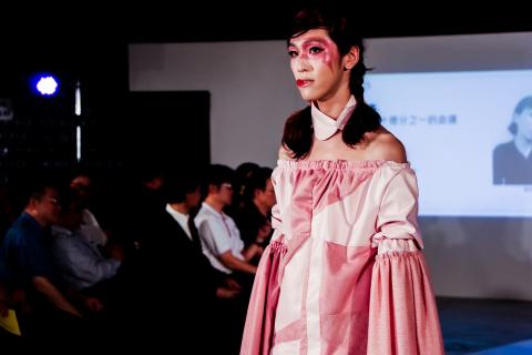 Fly - 《我裁了一塊布》亞東技術學院織品服裝設計 第三屆畢業動態展 