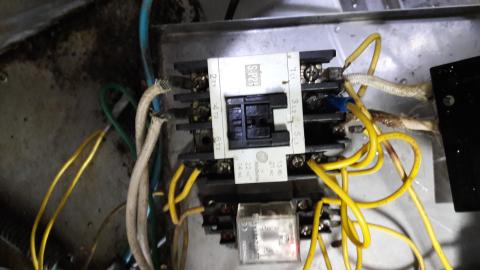 统理水电 - 控制盘220v接觸器更換。