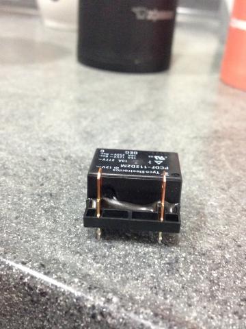 電氣使者 - 繼電器燒毀無法切換電源
凹下去的地方即是燒毀