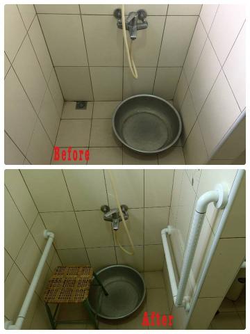 均鎂福祉國際股份有限公司 - 盥洗空間裝了雙邊把手，洗澡時，坐在板凳上符合高度的把手，便於起身時支撐自己的重量。