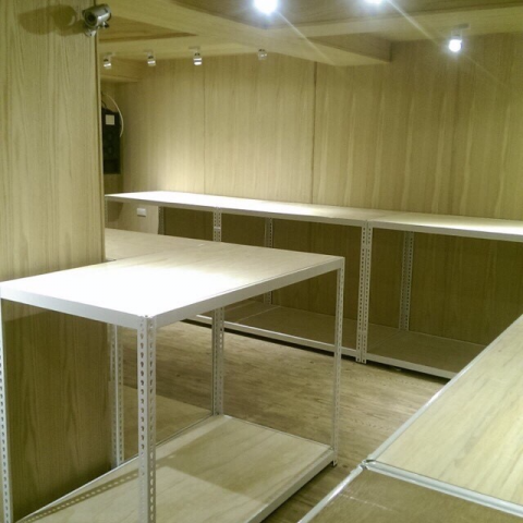 安寶角鋼有限公司 - 白色角鋼展示桌