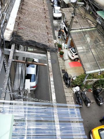 曹龍翔 - 修繕頂樓遮雨板
