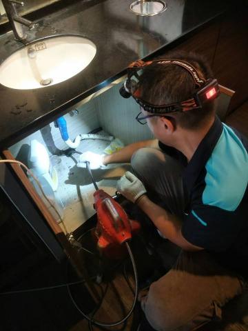 裕申工程行(冷氣水電裝修工程) - 火鍋店水管堵塞疏通