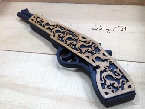 金昌廷 - 雷射切割的組合作品-龍紋海盜槍
材質:松木密集板(厚3mm)