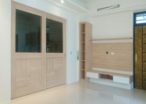 乾品帝室內設計 - 大家晚上好~小編又來跟大家分享，最近一樣南來北往的跑，這是今天在台南新營另一個工地安裝鐵件烤漆拉門的樣子，感謝業主的託付，讓我們有機會完成，樣式可以依照設計程度客製化，交給我們承接的案子，我們施工進度都會做照片紀錄，向業主回報，從鐵件在工廠內的製程，以及到現場的安裝，我們工程品質都會作透明的追蹤，所以交給我們就能放心喔～??
#台南新營
#客製化設計
#鐵件拉門烤白漆
#玻璃待進場
#感謝廠商