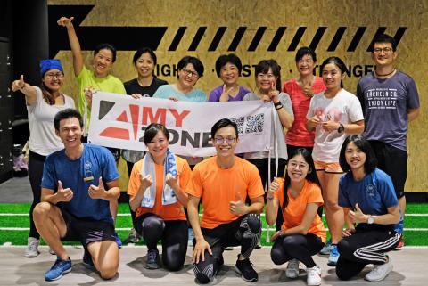 飛躍健身俱樂部 - 公司包課學員照
員工是企業最珍貴的資產
✅如何帶領員工一起抗壓、舒壓並提升自身健康的管理，其實跟拚績效同樣的重要
✅藉由運動會不僅可鼓勵員工鬥志，有時候也能傳遞企業文化。
✅運動能減少壓力、提高員工的產能、降低請病假天數及醫療費用