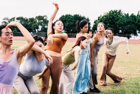 Fly - Evian x Antiquee Summer video girls 側拍