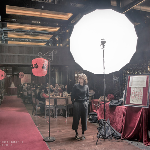 98攝影工作室 - <婚禮送客服務>
遇到不易於送客光線的飯店，工作室提供專業大傘，為新人拍出光線勻稱漂亮的送客照片