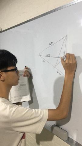 家教 - [我們的上課方式，跟你們不一樣。]
圖是高二班同學上台實作三角測量的題目。
跟一般大團班要求老師講學生聽不同，一對四以下的小班能帶給學生跟老師跟多互動空間