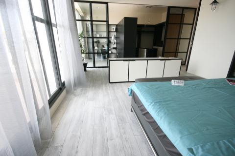 禾仲國際實業有限公司 - D1785
現代簡約~簡單樸素的顏色黑白分明，以簡單而不失性格的地板凸顯出現代簡約的線條。