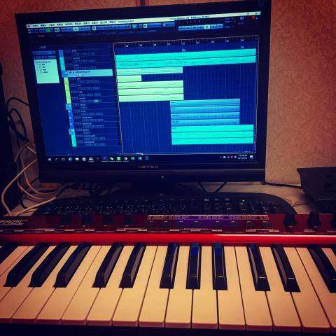 鋼琴家教/陪練 - 此為自身編曲所使用的cubase軟體介面及鍵盤設備。