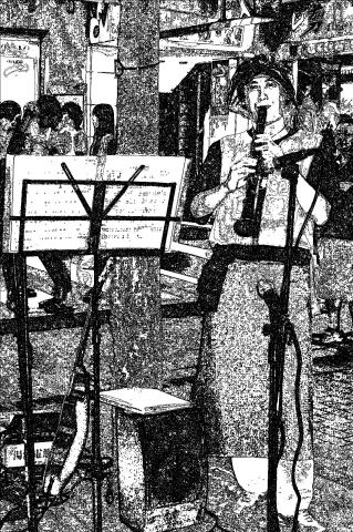 雨咚奇異科技有限公司  - 我參加台北街頭藝人嘉年華演奏時的黑色線描素描(由電腦程式繪的)