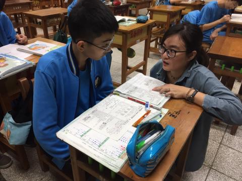 丁羽萱 - 輔導至善國學生課業問題，從學生根本了解學生不懂的地方，再引導學生正確答案，並培養學生判斷錯誤跟找出解答的方式。