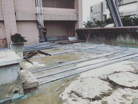 翔鴻工程公司 翔鴻防水工程公司 - 公寓大樓頂樓防水，隔熱施工。清除整地