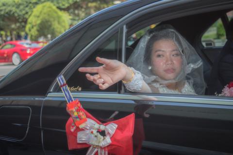 Zeke（力克）空拍、獨立攝影師🎥 - ?中二攝影Studio
 『婚禮攝影寫真』
我是攝影師Zeke，以婚禮攝影紀實為主，曾與希薇亞婚禮公司合作攝影師，獨立接案希望能讓價格更親民❤️
 

 
服務項目：婚禮攝影紀實、情侶攝影、人像攝影、商業攝影、全家福、寶寶藝術照、孕婦寫真、各式活動側拍、攝影寫真照。
 

 
IG作品集:https://www.instagram.com/zeke_visual.tw/