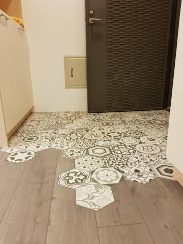 謝鈞洋 - 六角磁磚拼接木地板