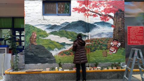 徐巽珩 - 《於南投紅葉國小繪製室外壁畫》
與業主討論後我先設計畫面草稿，再與朋友兩人共同繪製牆面。
畫面中是關於泰雅族孩子因怠惰而變成猴子的傳說，加入國小名稱的紅葉，並且畫上他們所熟悉的山景以及田園。