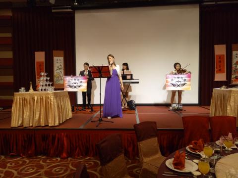 謝依群 - 婚禮演出