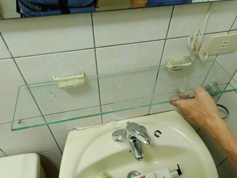 張簡先生 - 浴室鏡面及平臺安裝