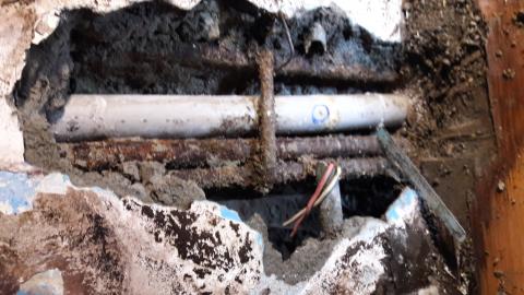 统理水电 - 抓漏施作，找出柱子内水塔下水1”管漏點（圓圈處）。